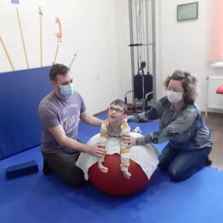 Занятия с ребёнком на большом мяче.